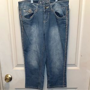 DEREON Women’s Cropped Denim Jeans with Chain on legs & back pocket. Sz 5/6